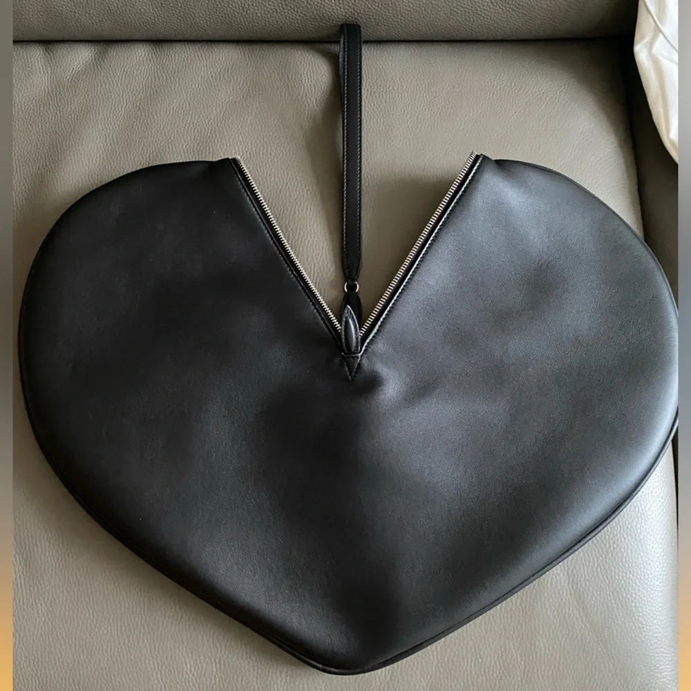 NEW Auth ALAÏA
Le Cœur Heart shape leather CLUTCH/BAG/ Wristlet Made in ITALY - Picture 10 of 16